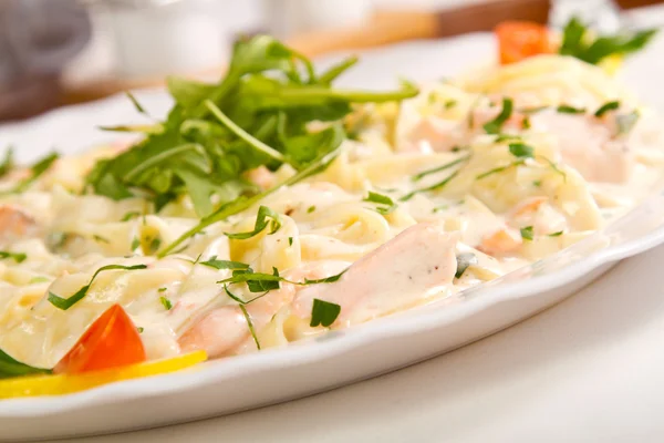 Pasta di salmone e rucola — Foto Stock