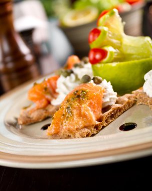 Kraker üzerinde somon kanepe