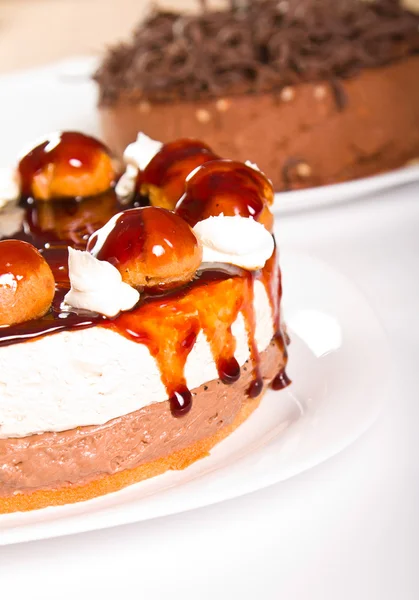 Pastel de chocolate y salsa de caramelo — Foto de Stock