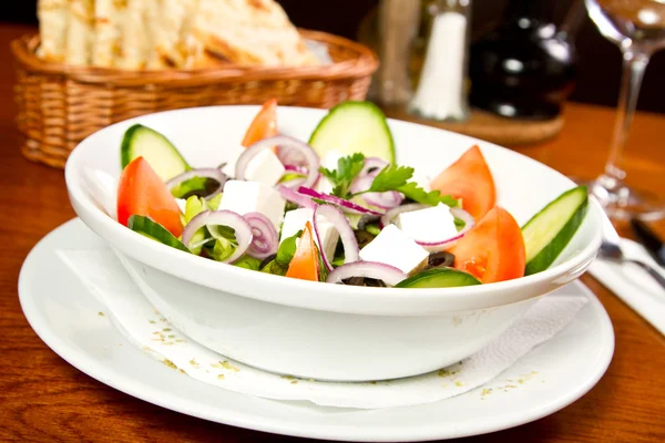 Verse Griekse salade in een kom — Stockfoto