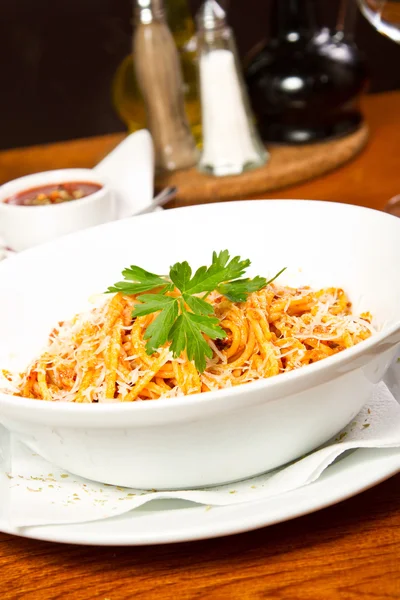 Espaguetis con salsa de tomate y albahaca —  Fotos de Stock