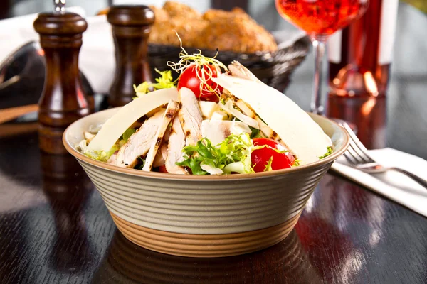 Salada italiana com legumes de frango e parmesão — Fotografia de Stock