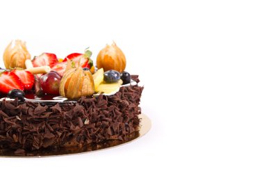 taze meyve dekorasyonu ile çikolatalı kek