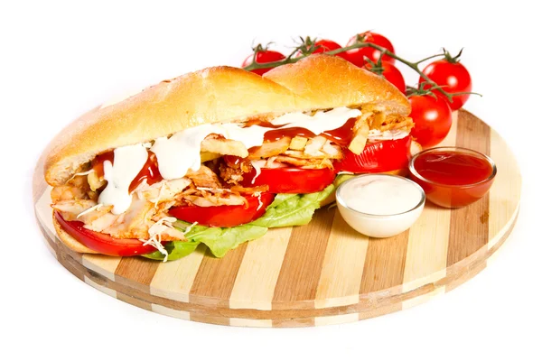 Panino con petto di pollo alla griglia e verdure — Foto Stock