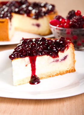 Peynirli kek kiraz reçeli ile