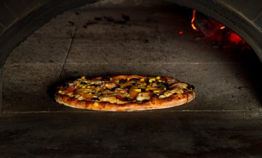 ahşap yangın fırında pişirme pizza