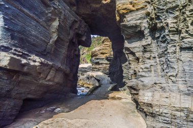 Duvardaki delik Thompsons Körfezi sahil balyozu Güney Afrika 'daki doğal kaya oluşumu.