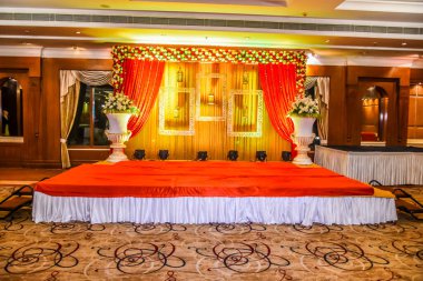 Güzel Hint düğün merasimi kırmızı ve çiçek desenli giriş ve renklerle ayarlandı.