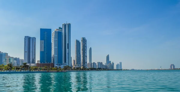 Ciudad Abu Dhabi Skyline Largo Playa Corniche Tomada Barco Los —  Fotos de Stock