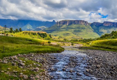 Bulutlu bir günde Drakensberg Dağları 'nın Kraliyet amfi tiyatrosu