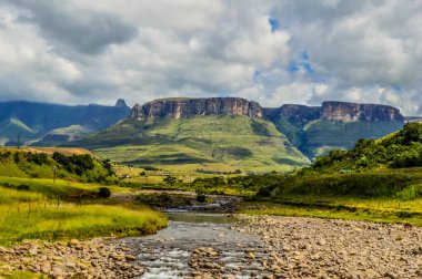 Bulutlu bir günde Drakensberg Dağları 'nın Kraliyet amfi tiyatrosu