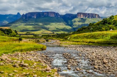 Bulutlu bir günde Drakensberg Dağları 'nın Kraliyet amfi tiyatrosu