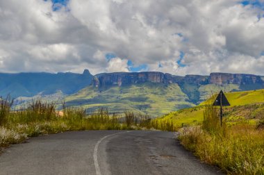 Bulutlu bir günde Drakensberg Dağları 'nın Kraliyet amfi tiyatrosu
