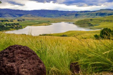 Drakensberg Dağı yamaçları ve Cathkin Tepesi civarındaki çan parkı barajı.