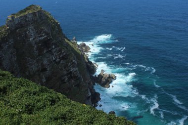 Güzel Cape Town fotoğrafı masa dağını, Atlantik okyanusunu ve plajı gösteriyor.