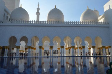 UAE Abu Dabi 'deki Büyük Şeyh Zayed cami kubbeleri ve sütunları.