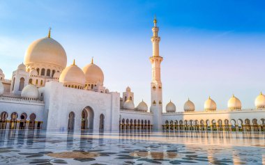 Güzel Şeyh Zayed Camii Abu Dabi Birleşik Arap Emirlikleri 'ndeki beyaz mermerde.