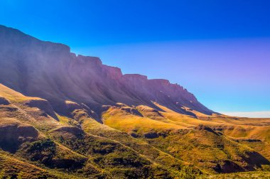 Sani 'deki yeşillik Lesotho Güney Afrika sınırı yakınlarındaki mavi gökyüzünün altından geçiyor.