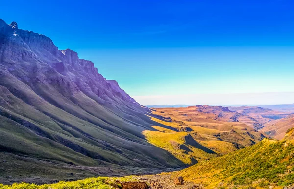 Sani 'deki yeşillik Lesotho Güney Afrika sınırı yakınlarındaki mavi gökyüzünün altından geçiyor.