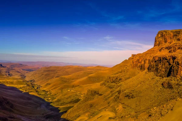 Sani 'deki yeşillik Lesotho Güney Afrika sınırı yakınlarındaki mavi gökyüzünün altından geçiyor.