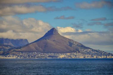Cape Town Güney Afrika 'da Atlantik Okyanusu boyunca Aslan başı, sinyal tepe ve masa dağı