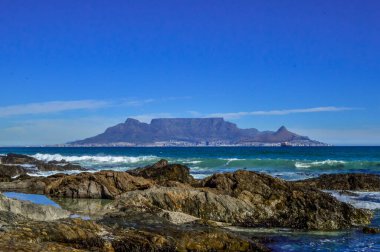 Cape Town 'da kayaları ve Atlantik okyanusu olan bir masa.