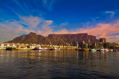 Güney Afrika 'nın Cape Town limanında V & A (Victoria ve Alfred) limanı