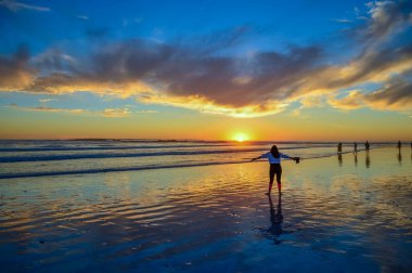Güney Afrika 'da gün batımında dramatik ve güzel batan güneş.