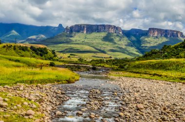 Bulutlu bir günde Drakensberg Dağları 'nın Kraliyet amfi tiyatrosu