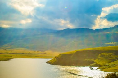 Güneş batarken Drakensberg dağları ve çan parkı barajı
