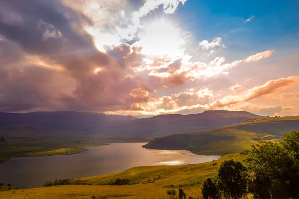 Güneş Batarken Drakensberg Dağları Çan Parkı Barajı — Stok fotoğraf