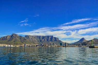 Cape Town ve masa dağları Güney Afrika 'da mavi gökyüzünün altında