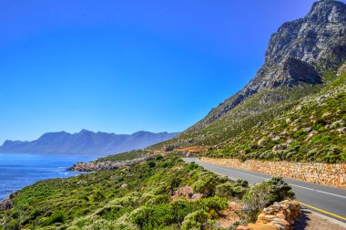 44. güzergah ya da Clarence Cape Town 'daki Hottentots Holland Dağı' ndan geçiyor.