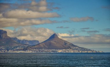 Cape Town Güney Afrika 'da Atlantik Okyanusu boyunca Aslan başı, sinyal tepe ve masa dağı