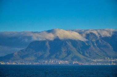 Cape Town 'da bulut kaplı bir masa.