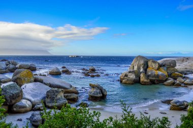 Rocky Boulder 's plajı, Güney Afrika Cape Town' da turistik bir sahil ve korunaklı bir plajdır.