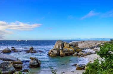 Rocky Boulder 's plajı, Güney Afrika Cape Town' da turistik bir sahil ve korunaklı bir plajdır.