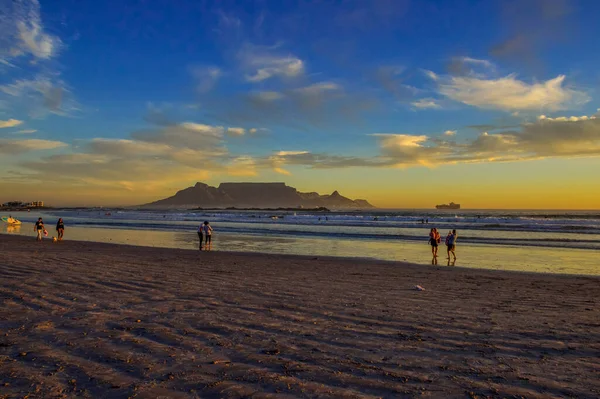 Cielo Dramático Atardecer Playa Bloubergstrand Cabo Ciudad Sudáfrica Con Mesa — Foto de Stock