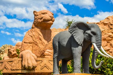 Saray 'ın girişi / Kayıp Şehir / Güneş Şehri Mavi gökyüzünün altında taş heykeller
