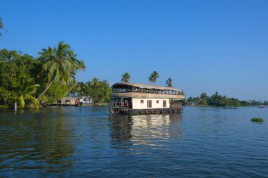 Kerala 'daki yüzen ev Alleppey Hindistan' daki kanallardan geçiyor.