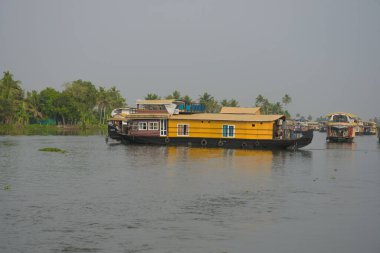 Kerala 'daki tekne Alappuzha Hindistan' daki kanallardan geçiyor.