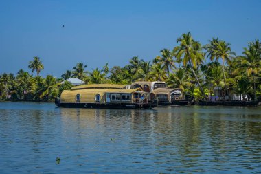 Kerala 'daki yüzen ev Alleppey Hindistan' daki kanallardan geçiyor.