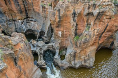 Bourke 'un Graskop, Mpumalanga' daki Şans Çukuru. Su erozyonunun oluşturduğu jeolojik çekim.