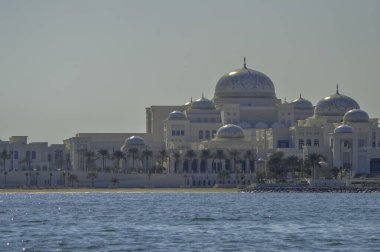 Abu Dabi Birleşik Arap Emirlikleri 'nin başkenti Corniche sahilinde bir tekneden alınan siluet.