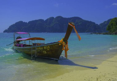 Tayland 'ın Krabi eyaletinde deniz manzaralı uzun kuyruklu bir tekne.