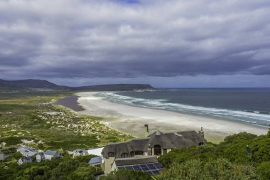 Noordhoek plajı, Cape Town Güney Afrika 'daki kumlu uzun kumlu plajı bulutlu bir günde.