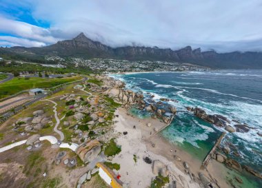 Atlas Okyanusu ve kamp alanlarını gösteren Cape Town 'ın insansız hava aracı görüntüsü.