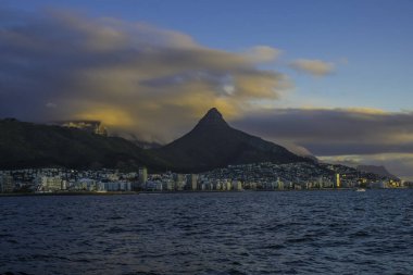 Güney Afrika 'da V & A rıhtım ve Masa Dağı ve Aslan' ın başını gösteren Cape Town turizmi