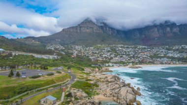 Atlas Okyanusu ve kamp alanlarını gösteren Cape Town 'ın insansız hava aracı görüntüsü.