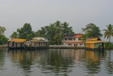 Kerala 'daki tekne Alappuzha Hindistan' daki kanallardan geçiyor.